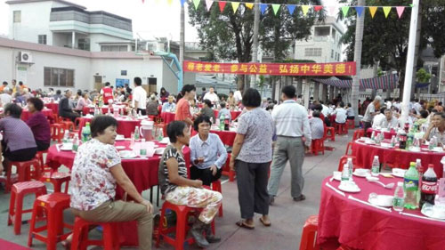 草莓视频性福宝漆厂家 明邦化工走进新塘社区爱心敬老.jpg